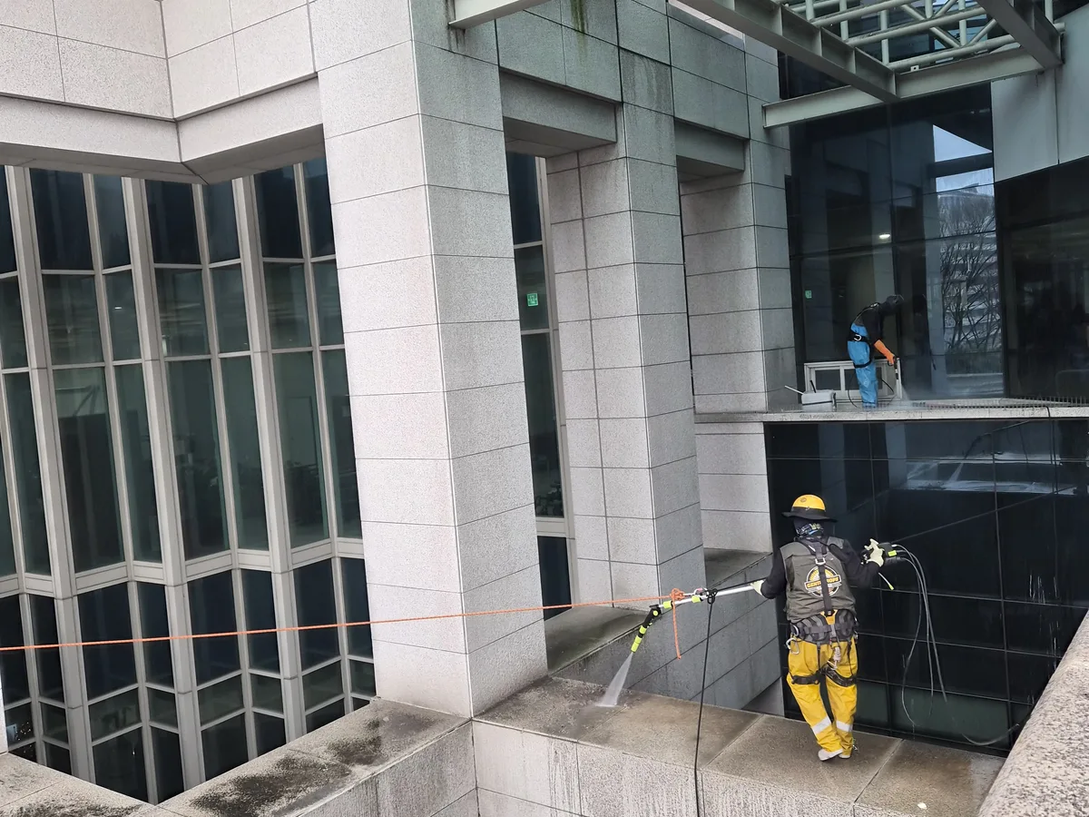 북구 덕천동 상가건물 옥상 파라펫 장비 주변 정밀 위생청소 사례 - 행진크린