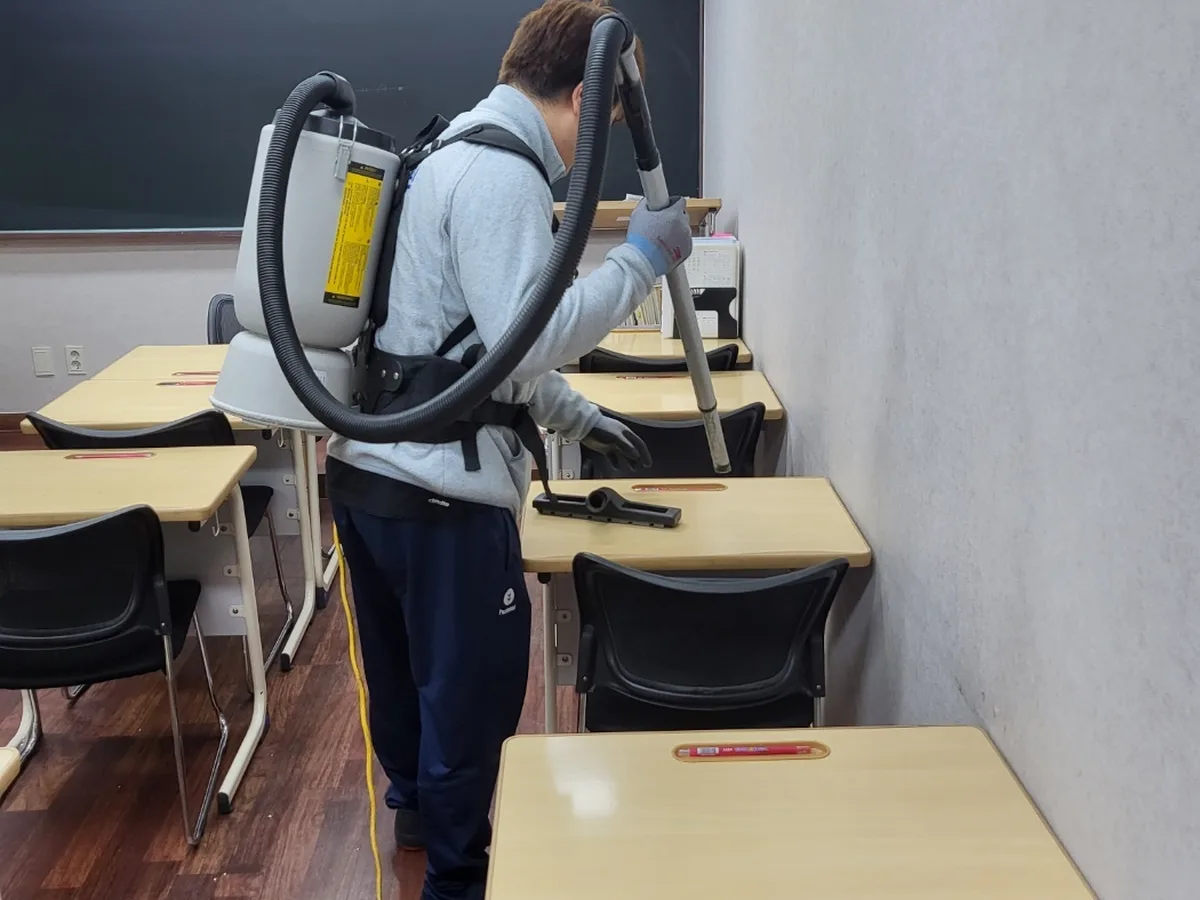 북구 화명동 학교 현관·중앙홀 바닥 위생청소 사례 - 행진크린